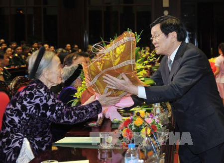 Chủ tịch nước Trương Tấn Sang tặng hoa các Mẹ Việt Nam Anh hùng tại chương trình.